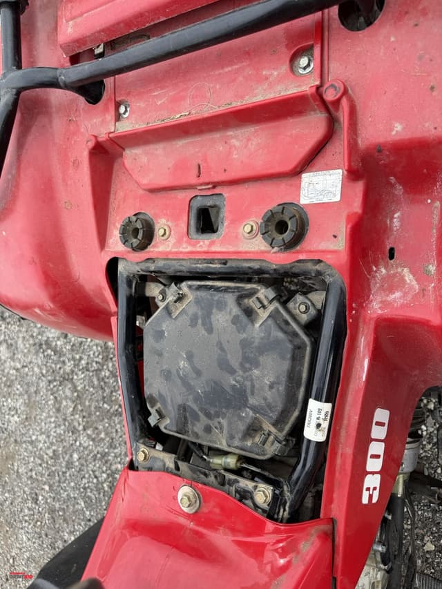 Image of Honda TRX300 equipment image 4