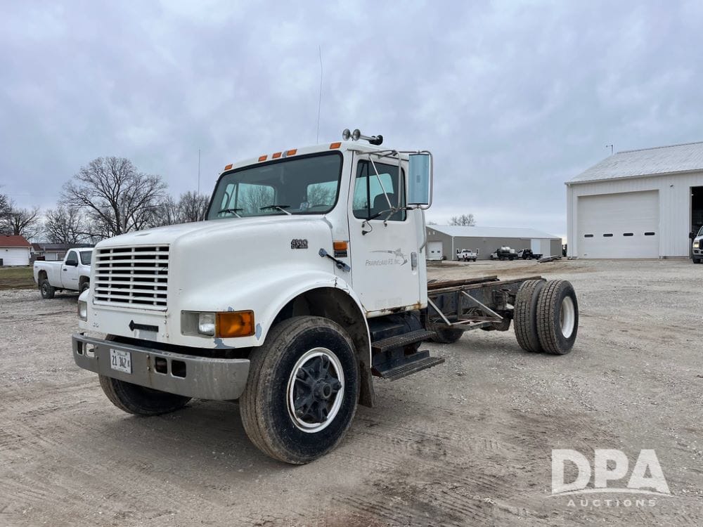 1997 International 4900 Equipment Image0