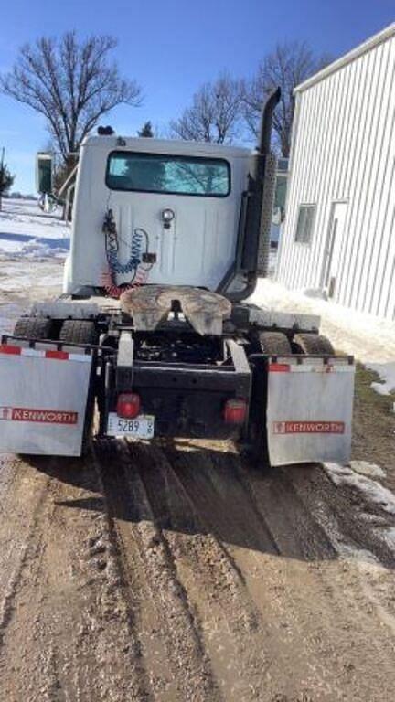 Image of International Navistar 8100 equipment image 1