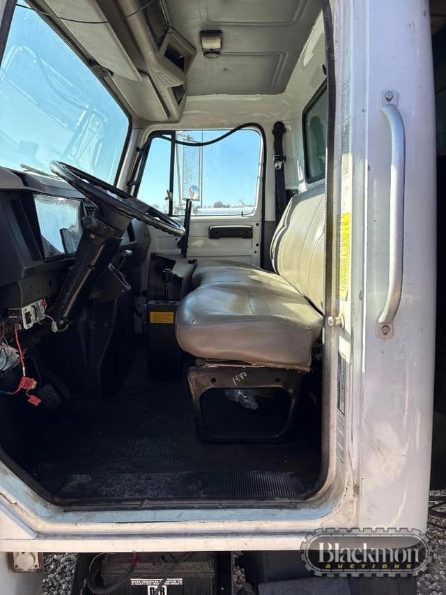 Image of International 4700 equipment image 4