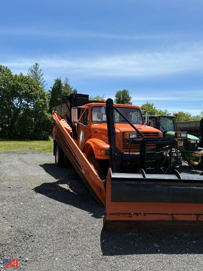 1997 International 4800 Equipment Image0