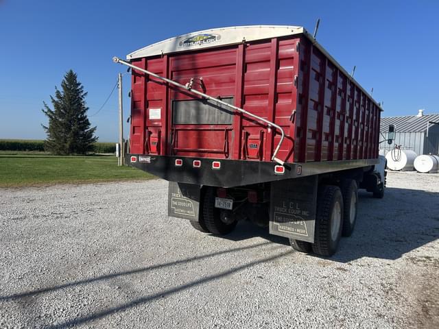 Image of International 4900 equipment image 3