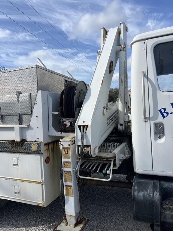 Image of International 4900 equipment image 3