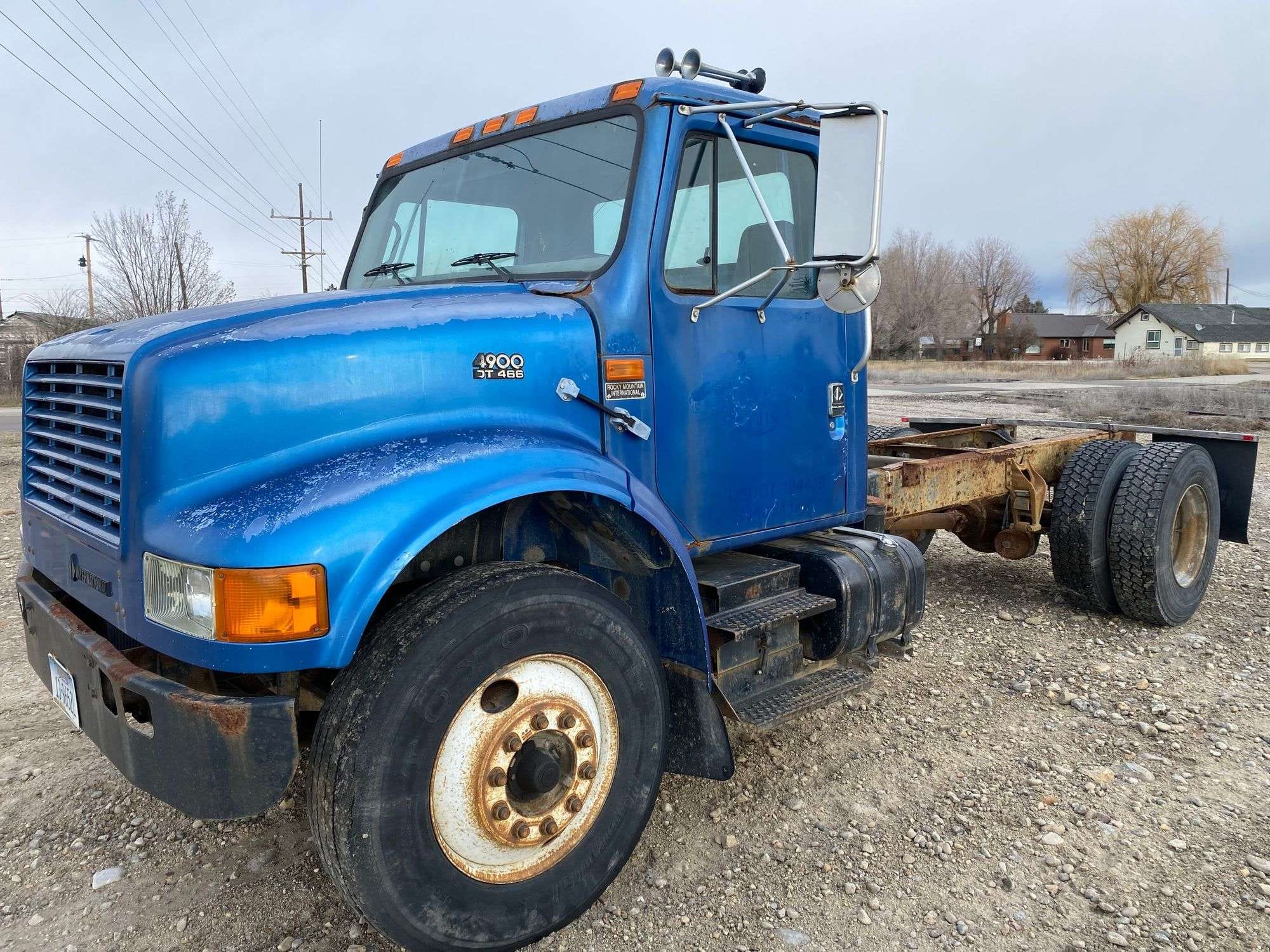 1997 International 4900 Equipment Image0