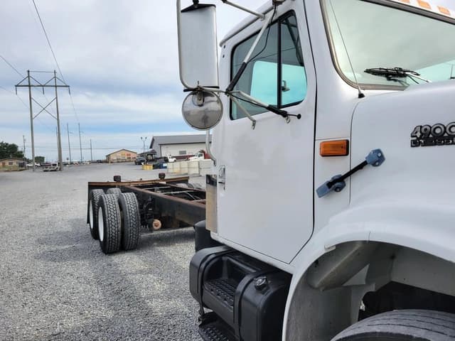 Image of International 4900 equipment image 3