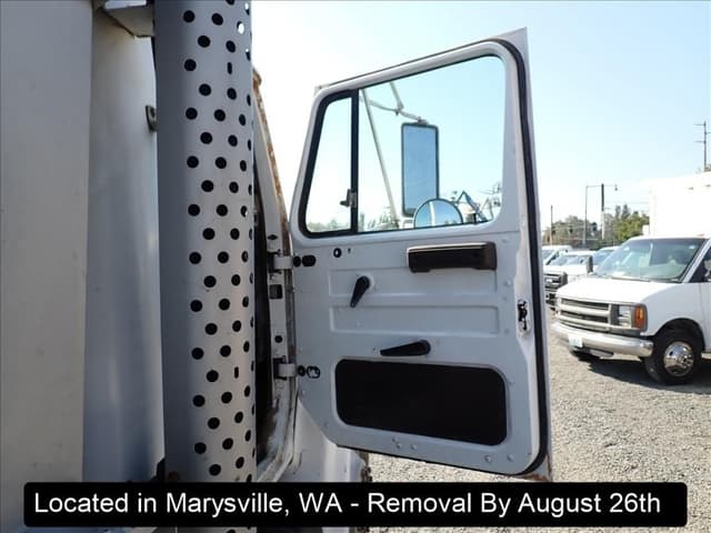 Image of International 4900 equipment image 4