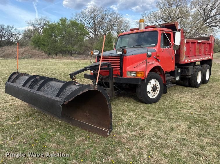 1997 International 4900 Equipment Image0