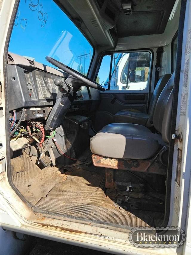 Image of International 4900 equipment image 4