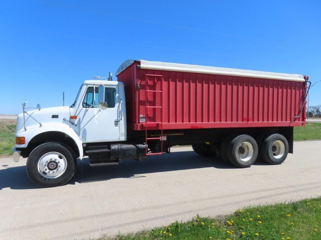 1997 International 4900 Equipment Image0