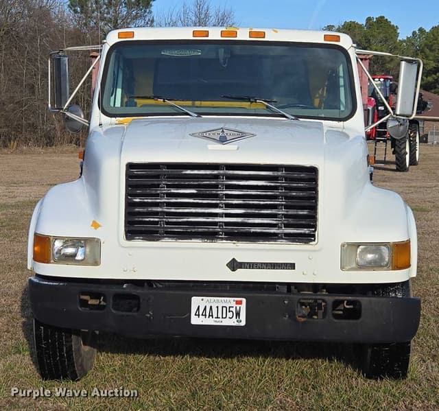Image of International 4900 equipment image 1