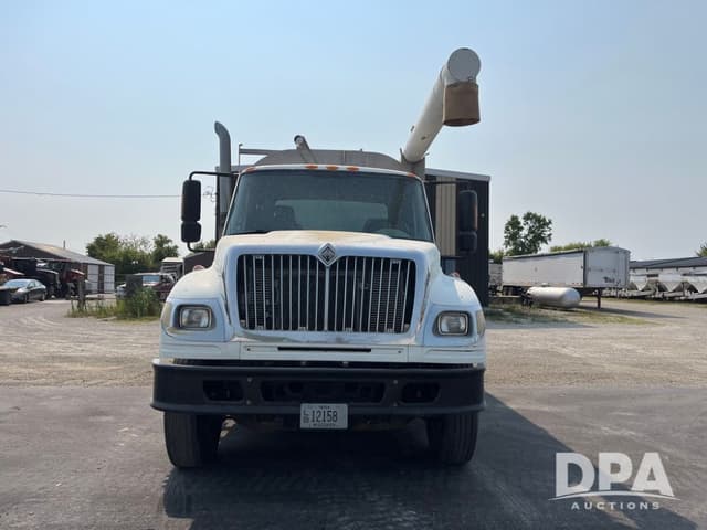 Image of International 7600 equipment image 3
