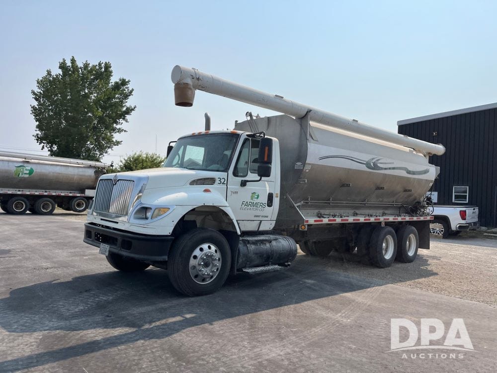 1997 International 7600 Equipment Image0