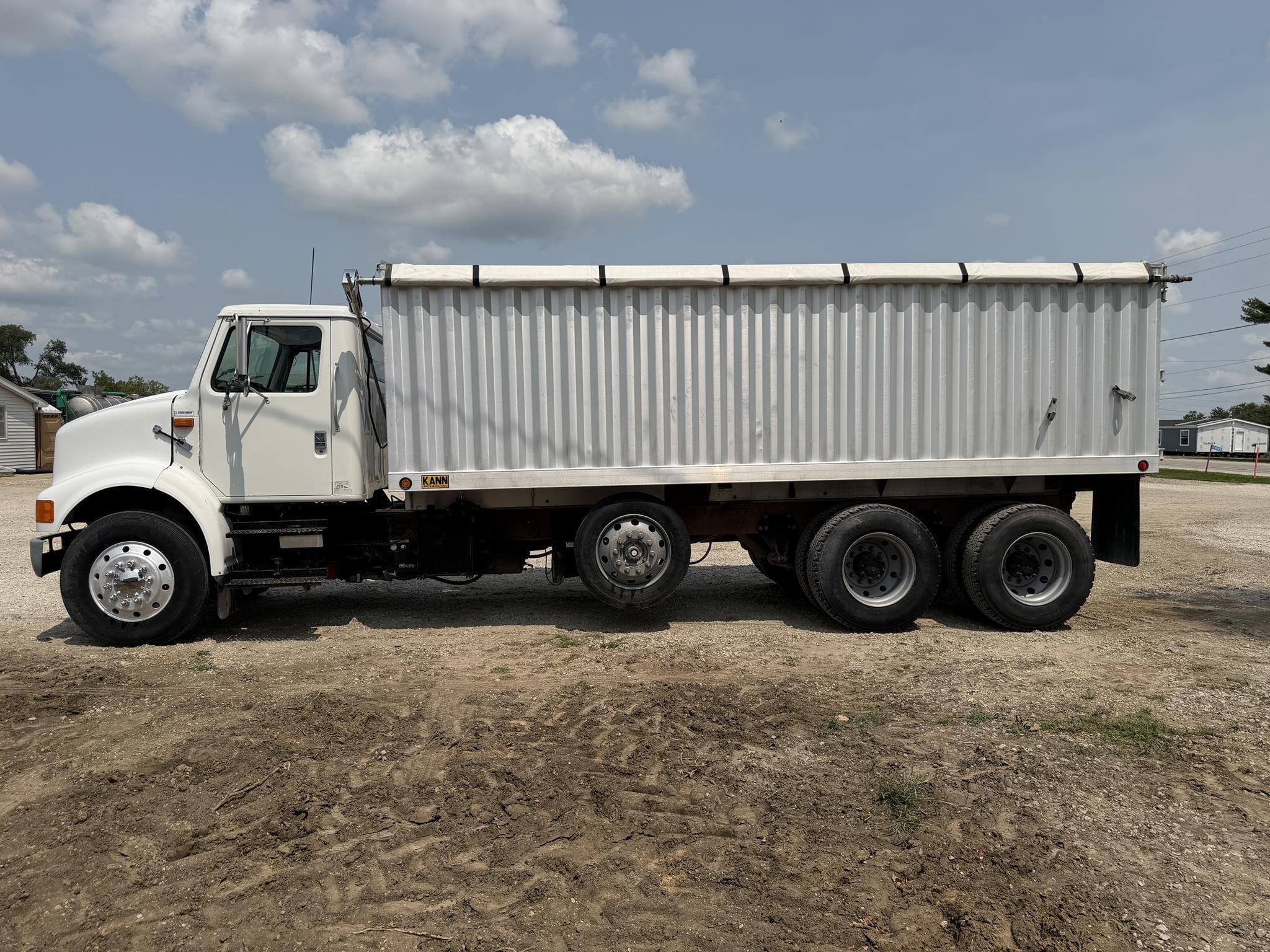 1997 International 8100 Equipment Image0