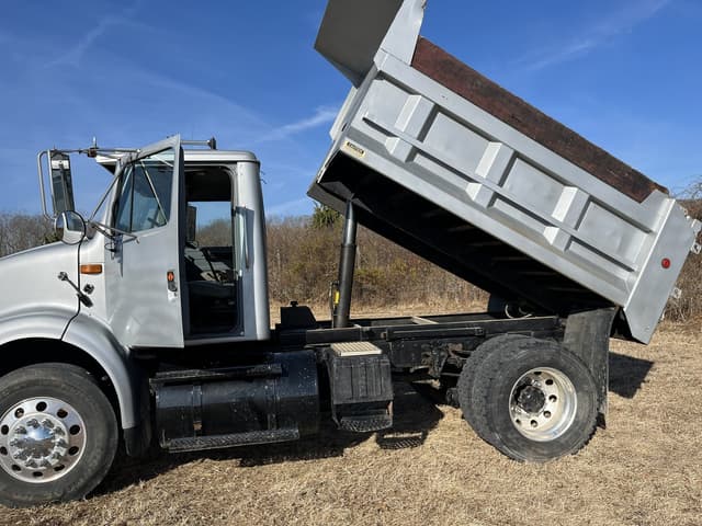 Image of International 8100 equipment image 1