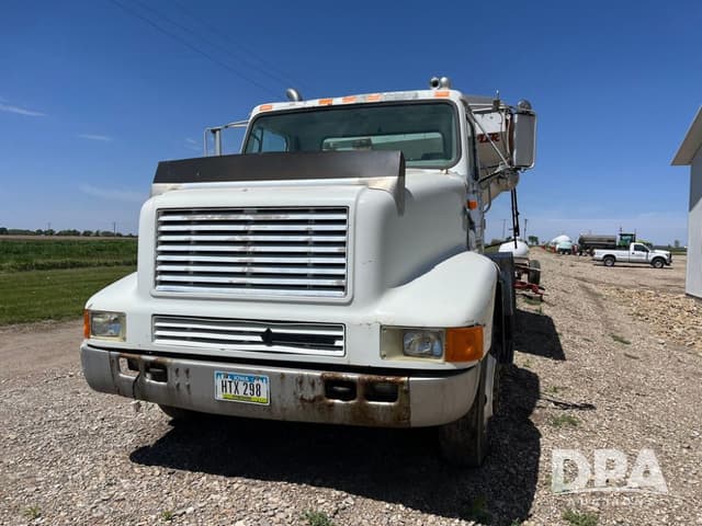 Image of International 8200 equipment image 1