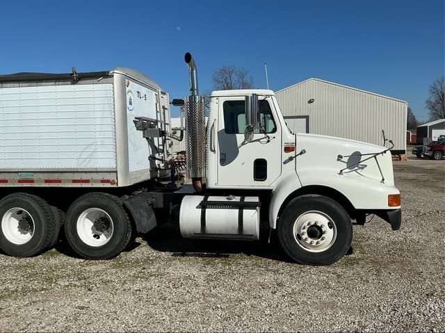 Image of International 8200 equipment image 1