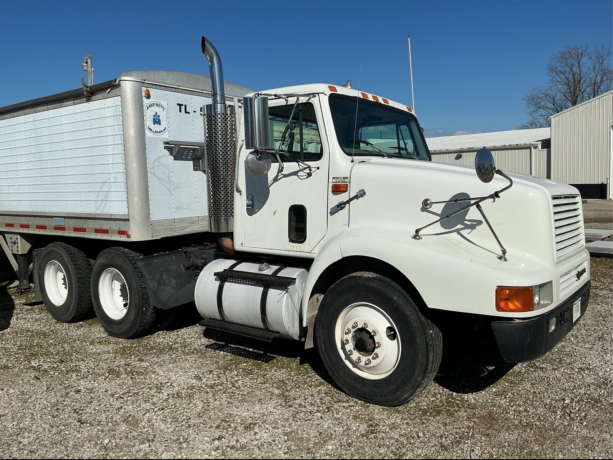 1997 International 8200 Equipment Image0