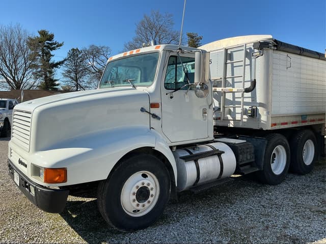 Image of International 8200 equipment image 3