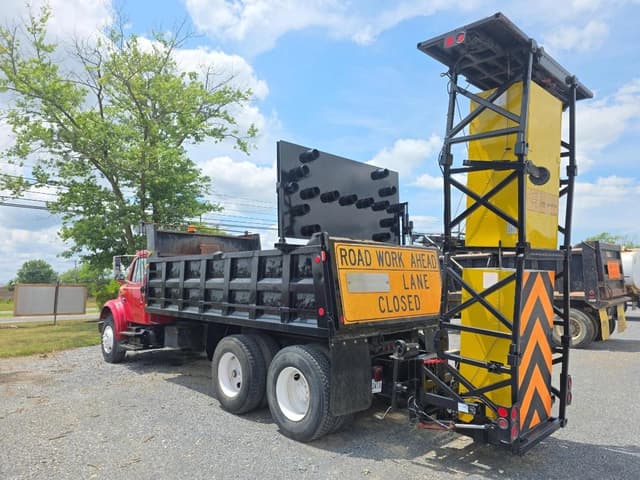 Image of International 4900 equipment image 3