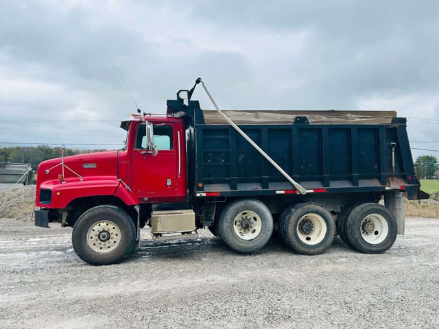 Image of International Paystar 5000 equipment image 1