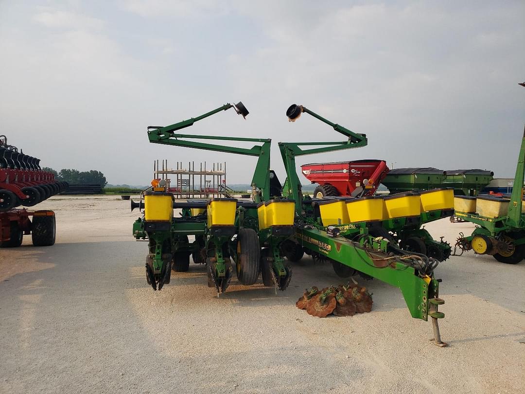 Image of John Deere 1760 Image 0