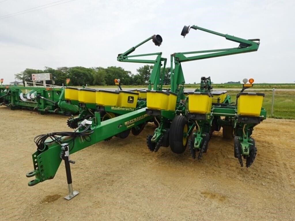 1997 John Deere 1760 Equipment Image0