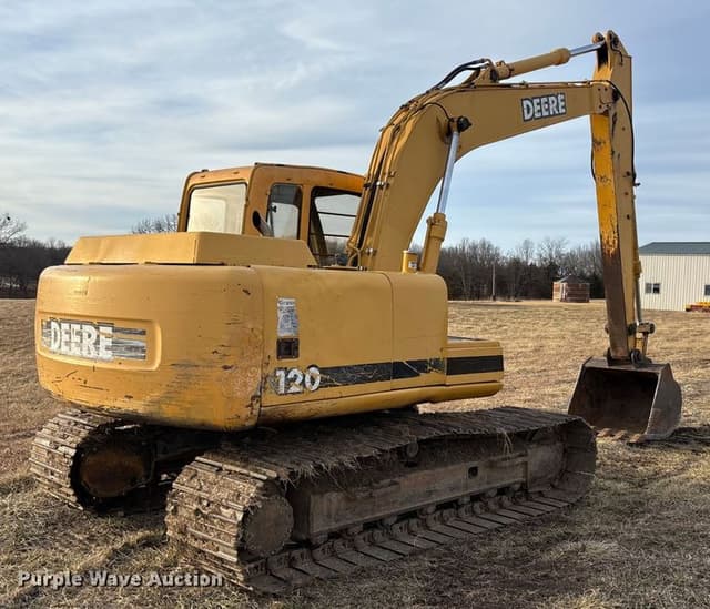 Image of John Deere 120 equipment image 4