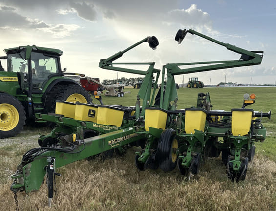 Main image John Deere 1760