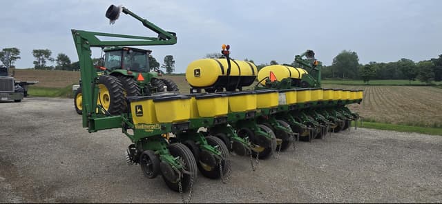 Image of John Deere 1770 equipment image 1