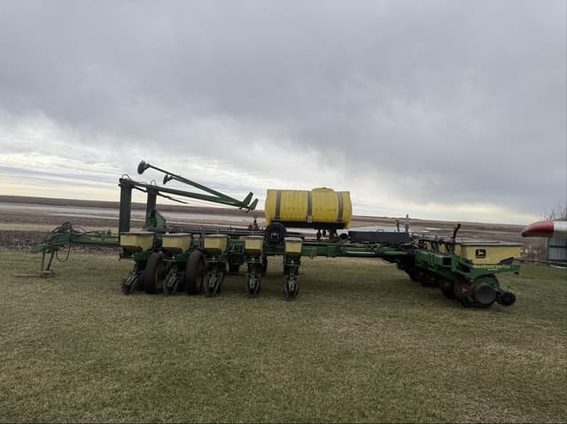 Image of John Deere 1770 equipment image 1