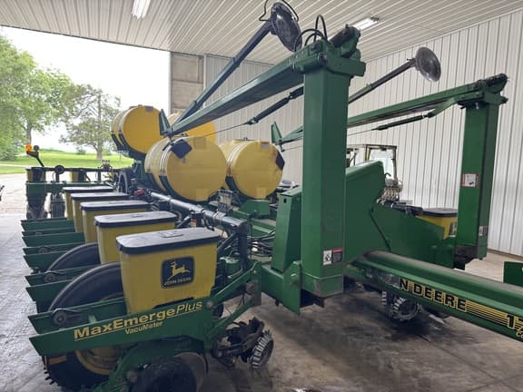 Image of John Deere 1770 equipment image 1