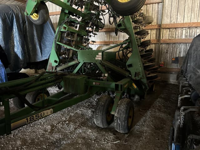 Image of John Deere 1850 equipment image 3