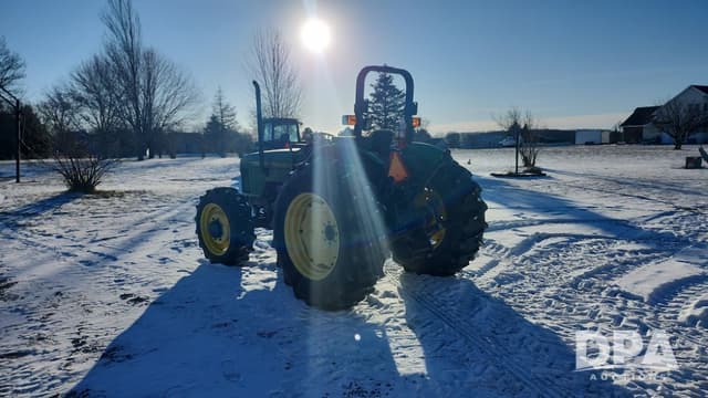 Image of John Deere 5400 equipment image 4