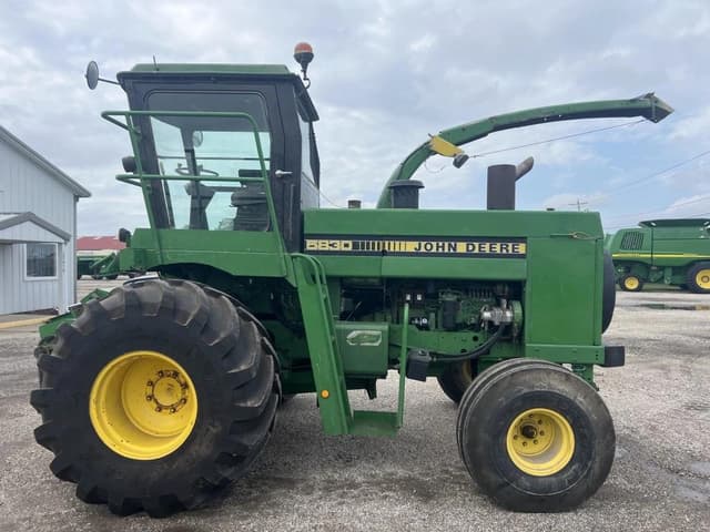 Image of John Deere 5830 equipment image 1