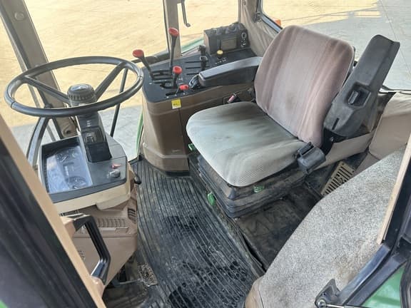 Image of John Deere 6400 equipment image 2