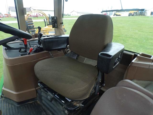 Image of John Deere 7610 equipment image 4