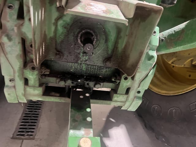 Image of John Deere 7810 equipment image 4