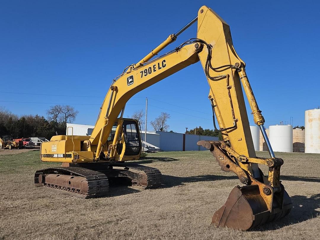 Image of John Deere 790ELC Primary image