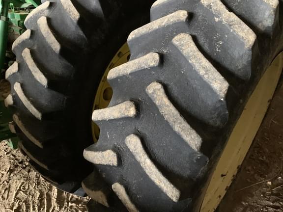 Image of John Deere 8100 equipment image 4