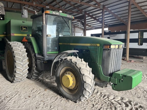 Main image John Deere 8200