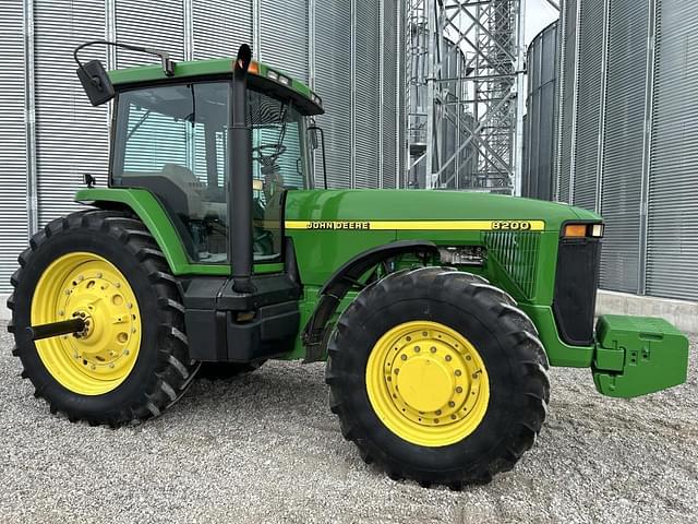 Image of John Deere 8200 equipment image 1