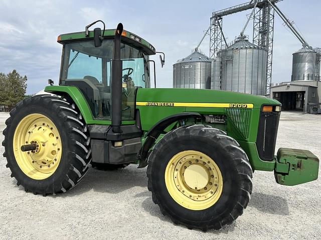 Image of John Deere 8200 equipment image 1