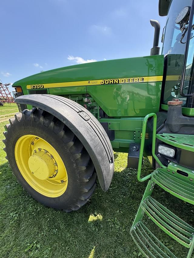 Image of John Deere 8300 equipment image 4