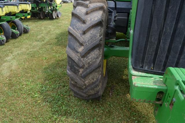 Image of John Deere 8400 equipment image 4