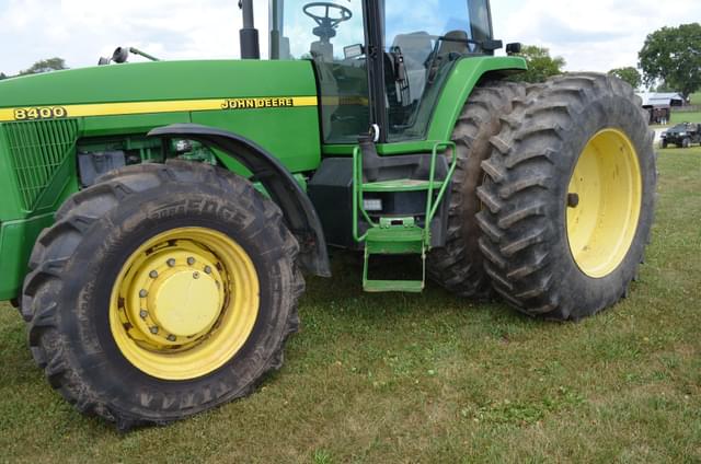 Image of John Deere 8400 equipment image 2