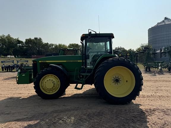 Image of John Deere 8400 equipment image 1