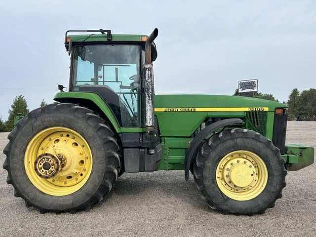 Image of John Deere 8400 equipment image 3