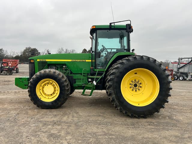 Image of John Deere 8400 equipment image 2