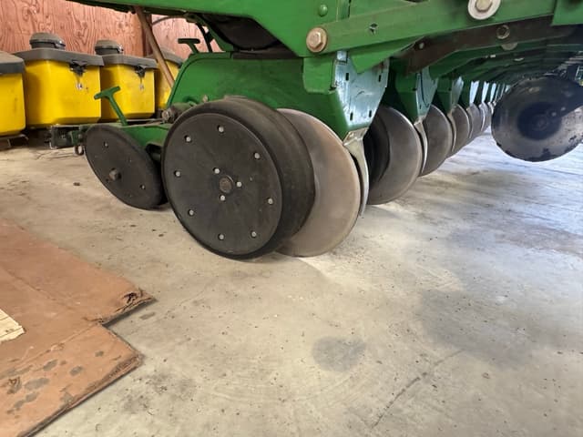 Image of John Deere MaxEmerge Plus equipment image 3