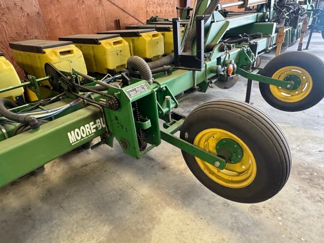 Image of John Deere MaxEmerge Plus equipment image 1